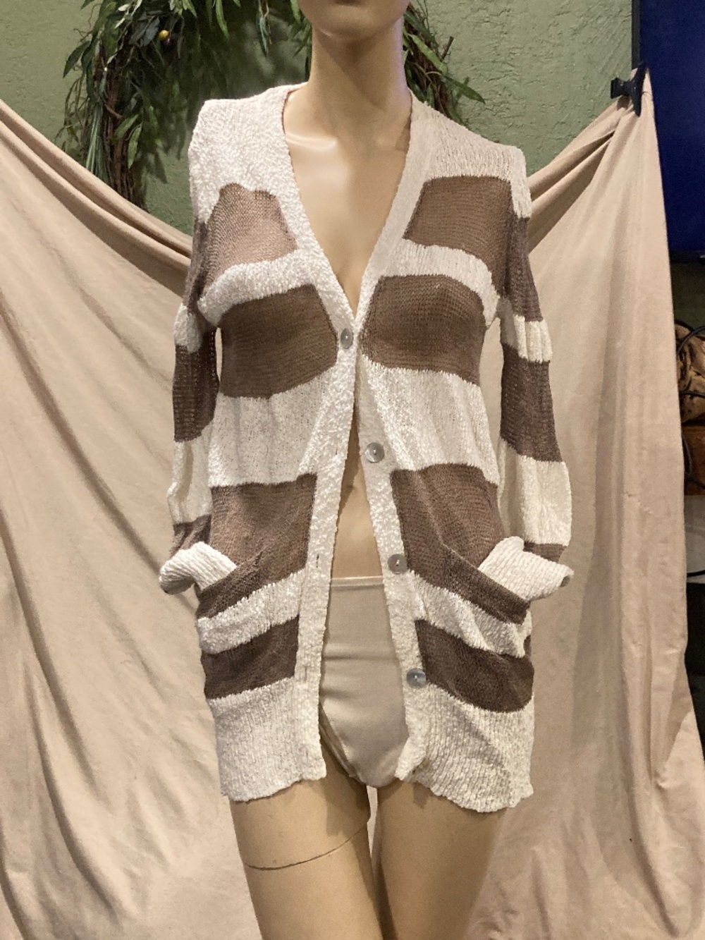 Line cardigan sweater